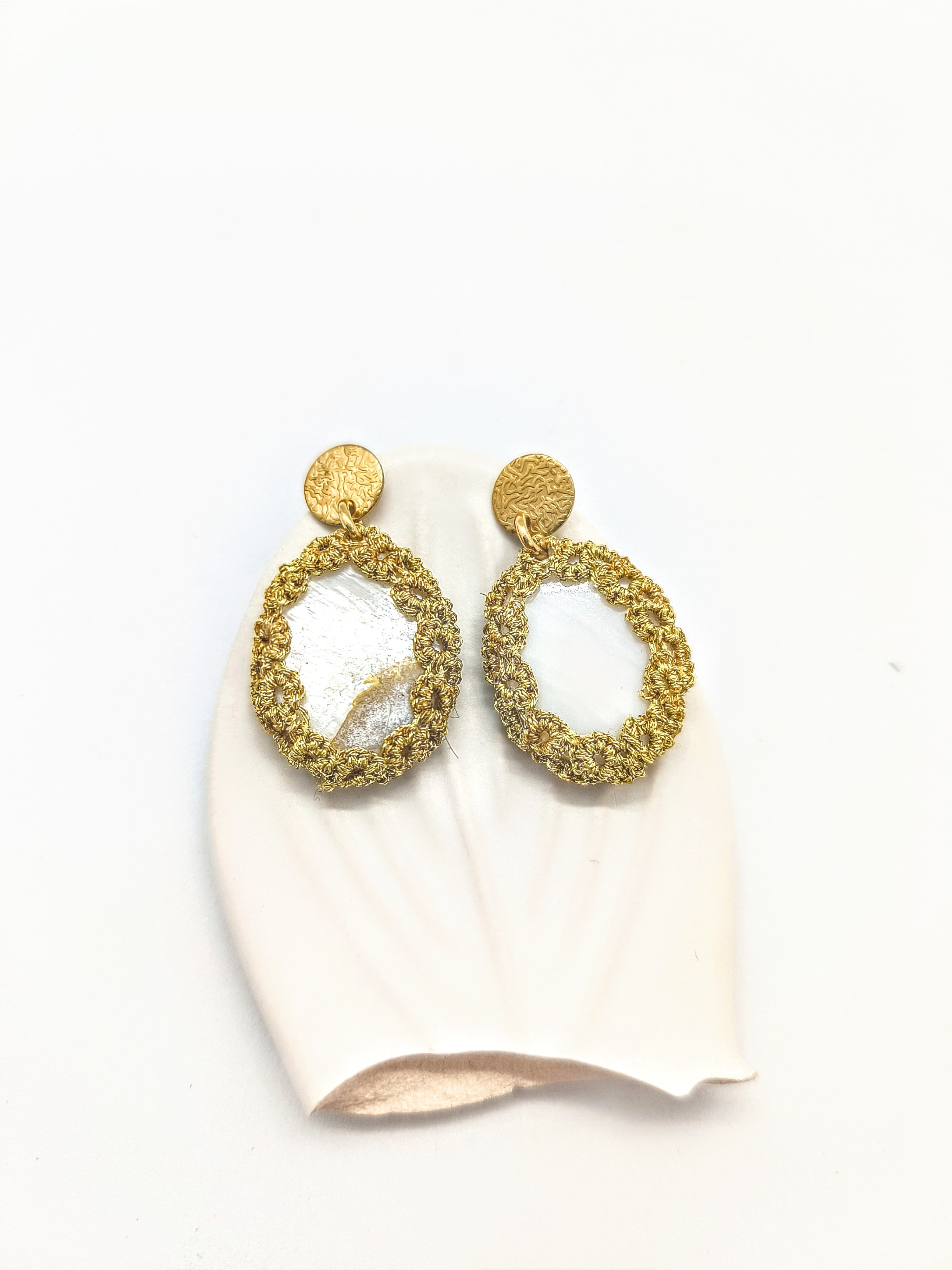 Boucles d'oreilles avec pierre en nacre sertie en dentelle fait à la main. Pilar Navarro Paris