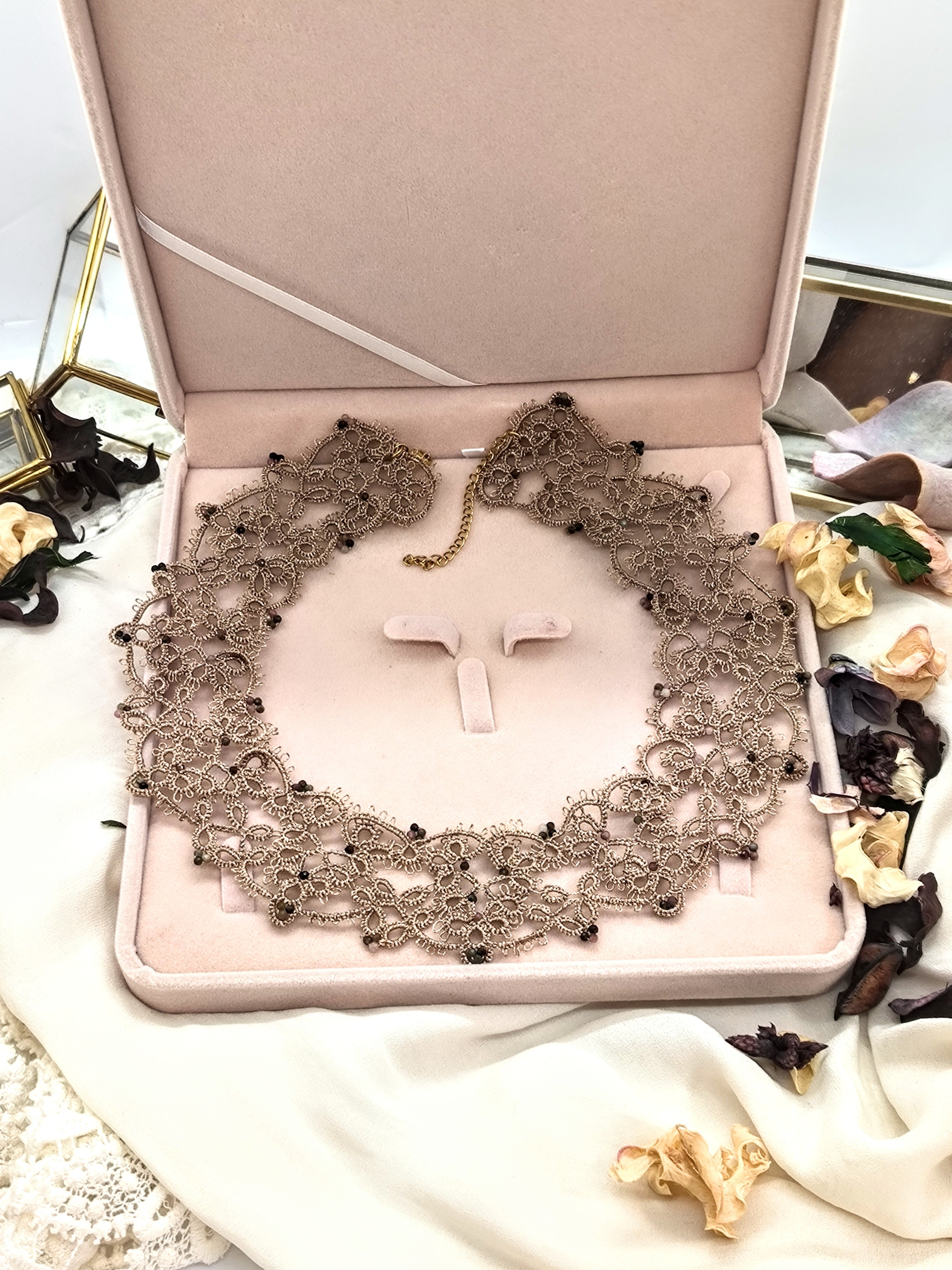Collier ras, de cou ROMANTIQUE avec tourmalines.