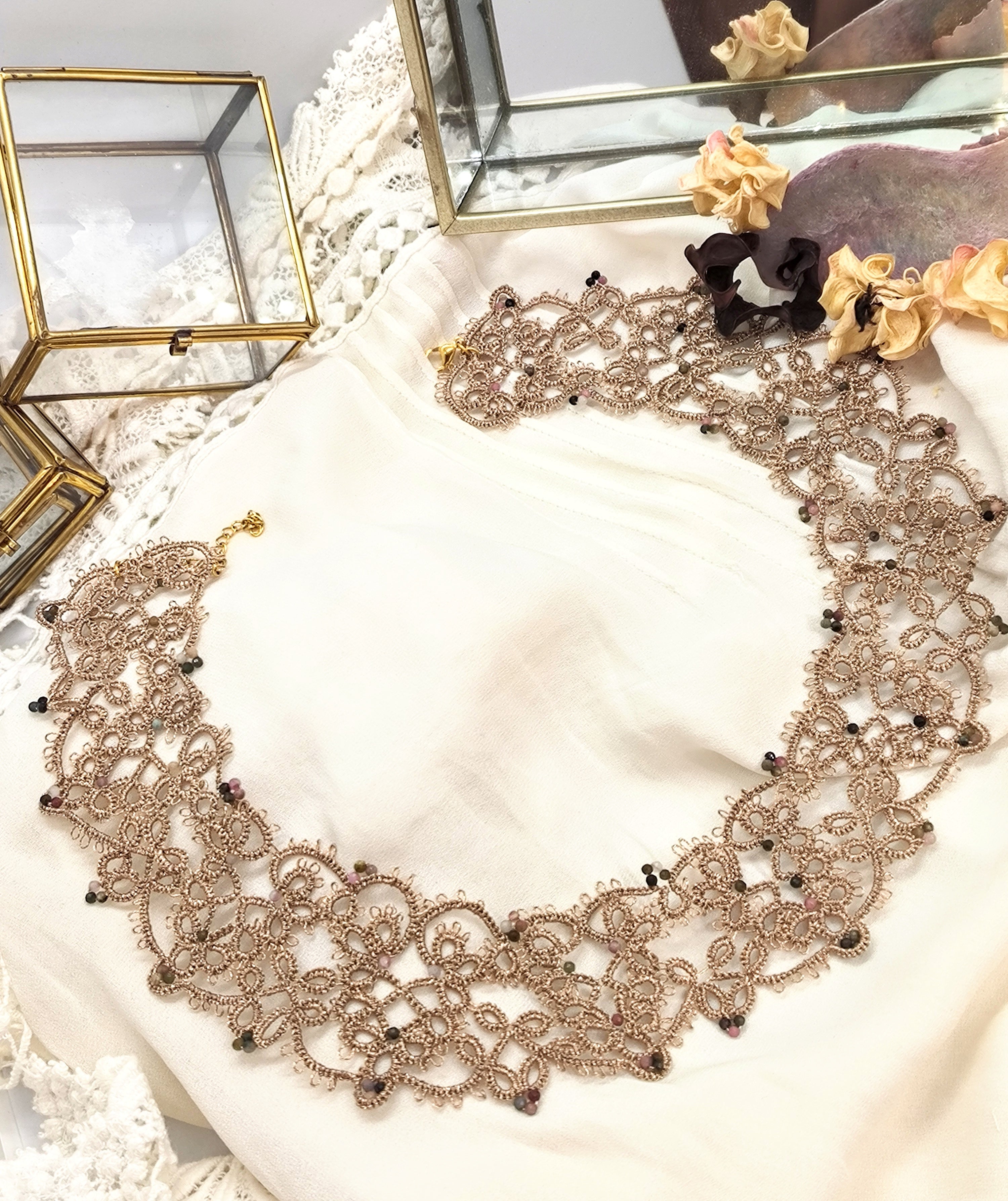Collier ras, de cou ROMANTIQUE avec tourmalines.