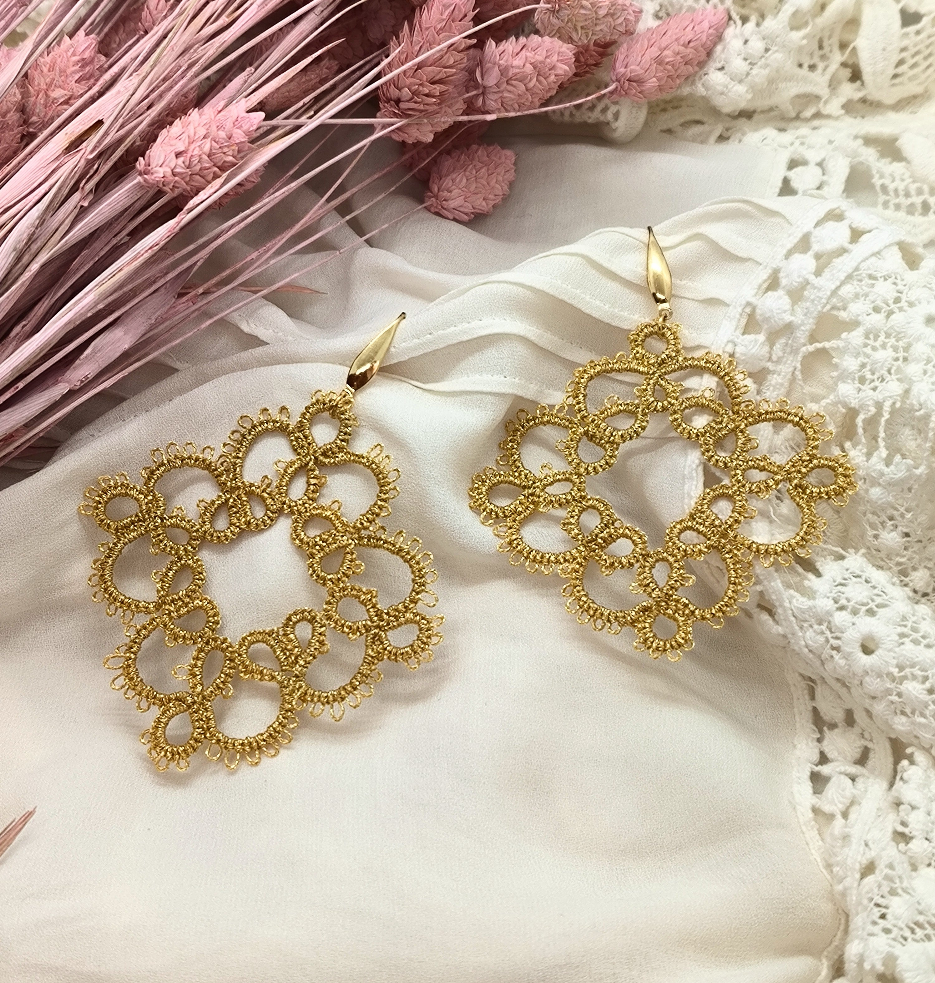 CELIA. Haute couture earrings, made in tatting.