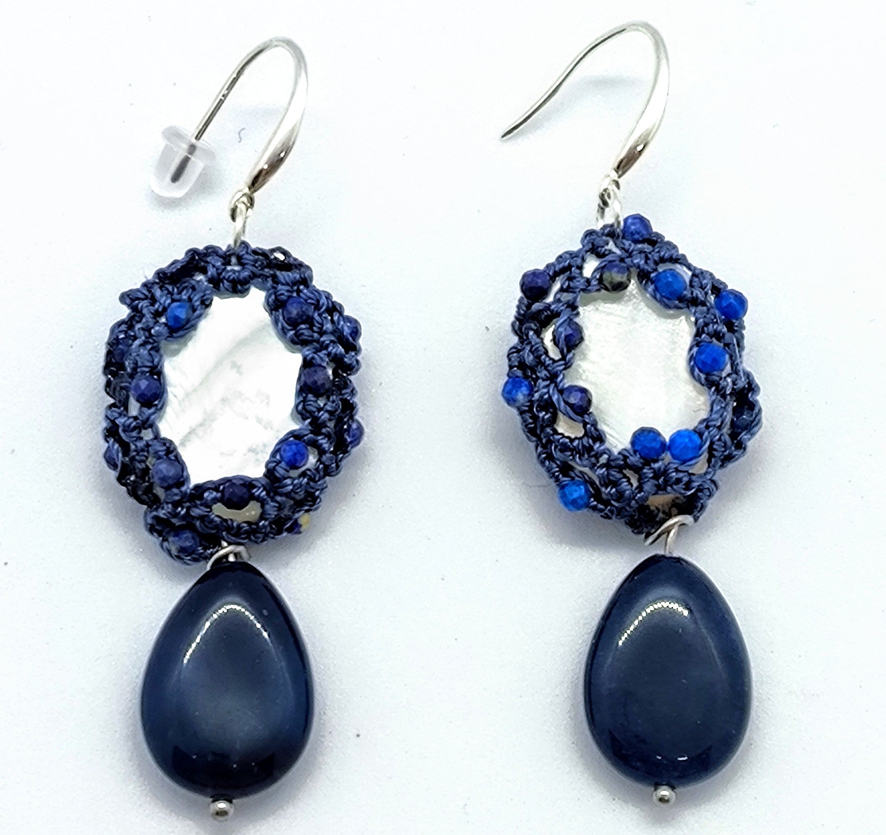 Boucles d'oreilles ÉLÉGANCE en nacre et lapis-lazuli.