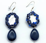 Cargar imagen en el visor de la galería, Boucles d&#39;oreilles ÉLÉGANCE en nacre et lapis-lazuli.
