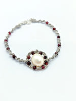 Cargar imagen en el visor de la galería, Bracelet avec grenats et grande perle d&#39;eau douce CORNELIA
