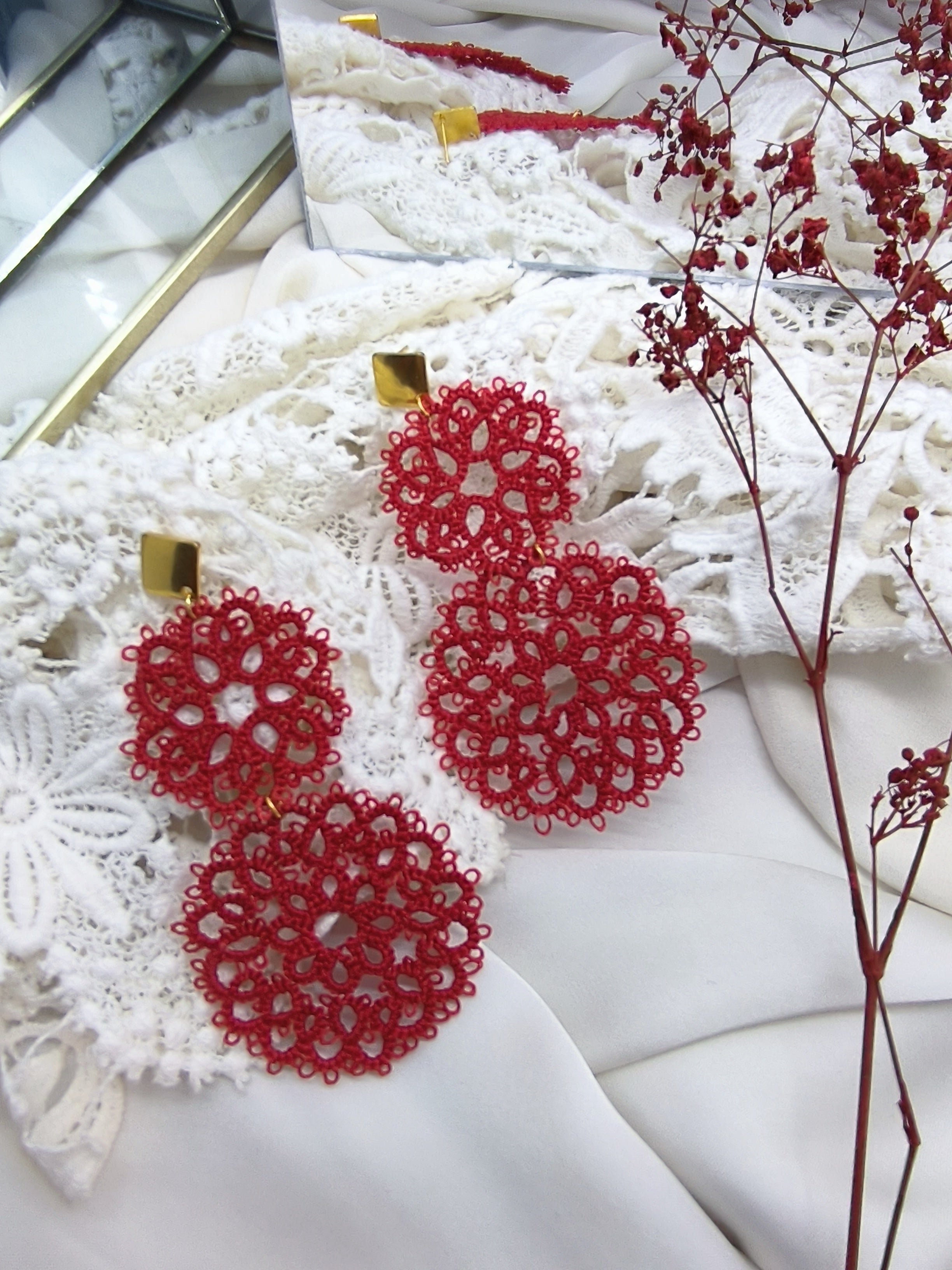 grandes boucles d'oreilles rondes en dentelle rouge faite main