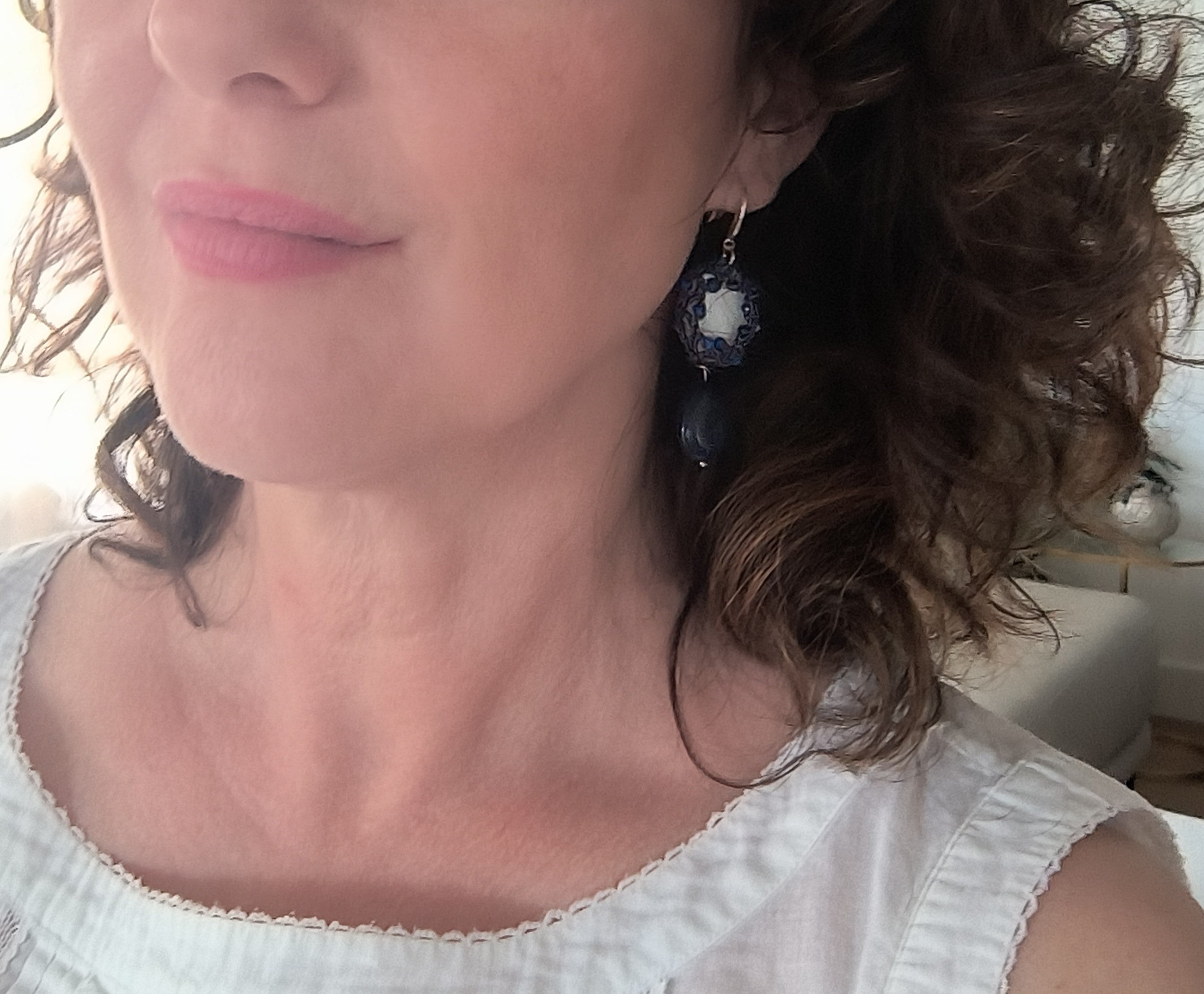 Boucles d'oreilles ÉLÉGANCE en nacre et lapis-lazuli.
