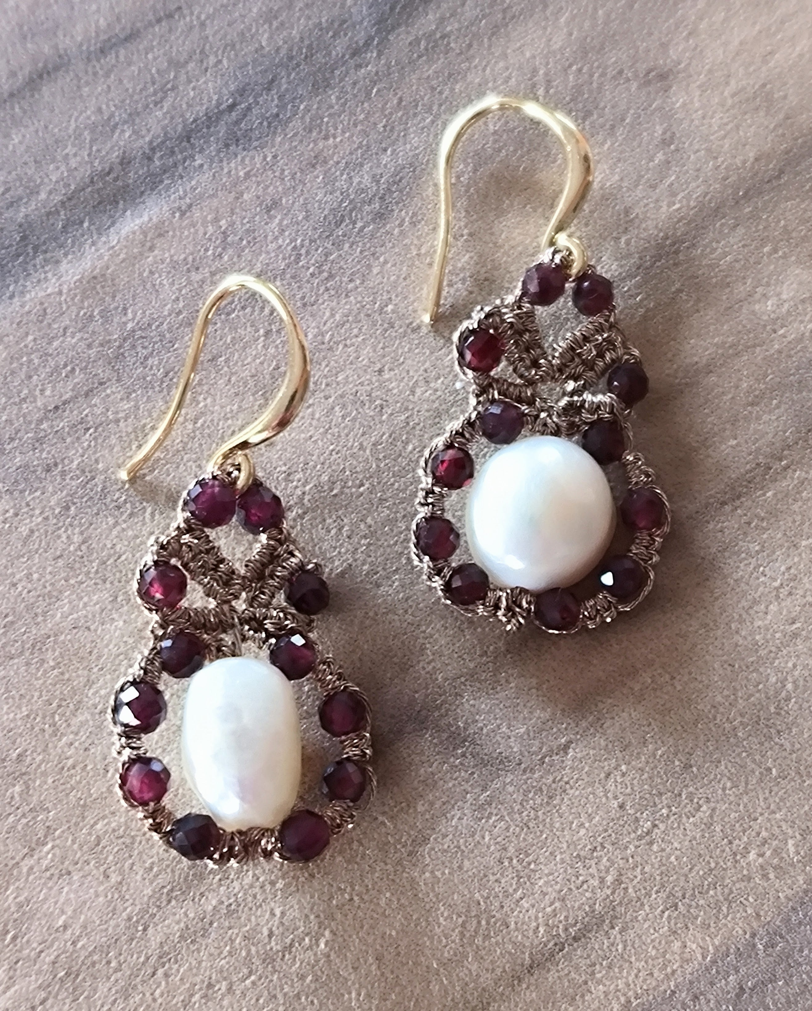 Boucles d'oreilles avec perles d'eau douce et grenats CORNELIA