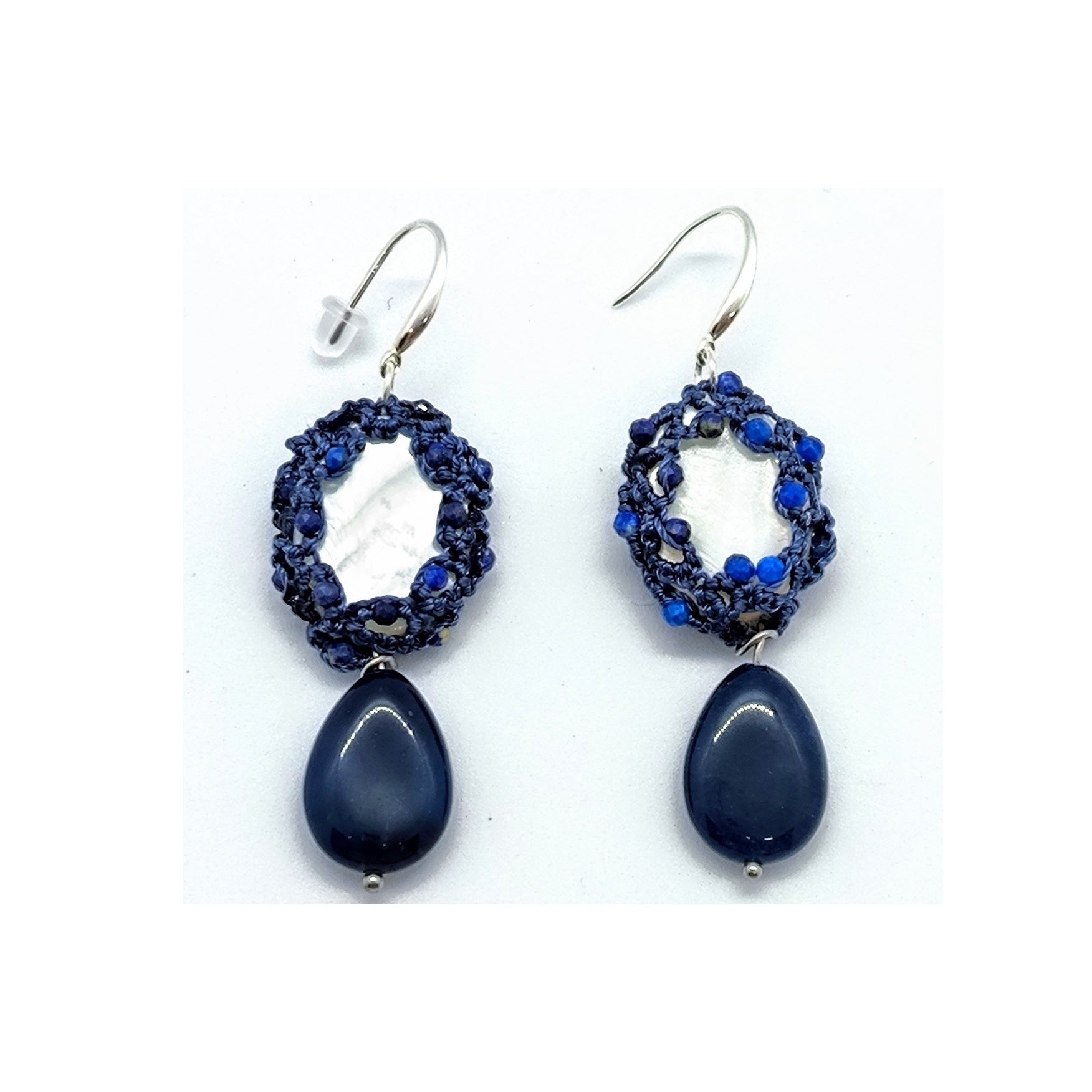 Boucles d'oreilles ÉLÉGANCE en nacre et lapis-lazuli.