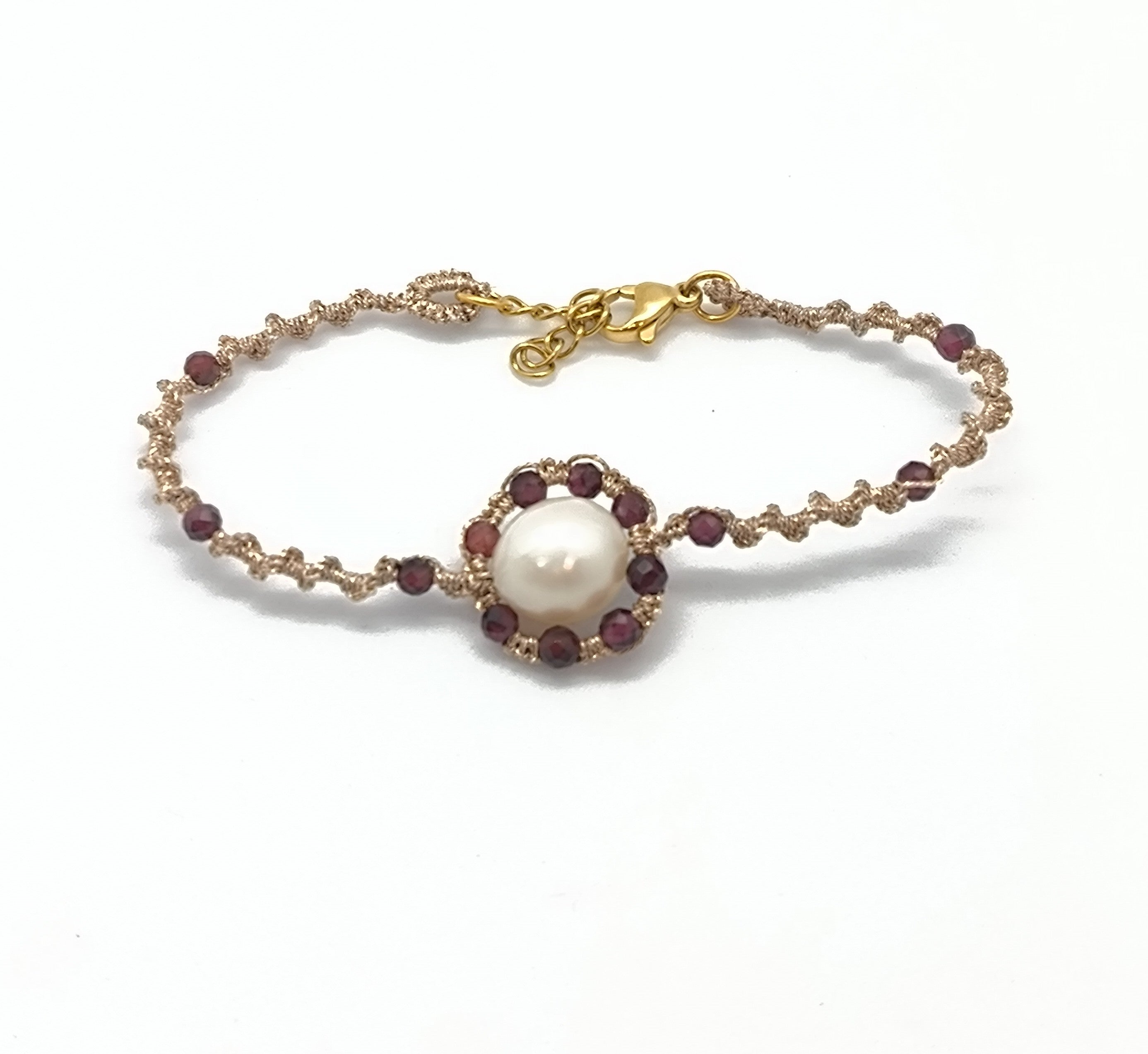 Bracelet avec grenats et grande perle d'eau douce CORNELIA