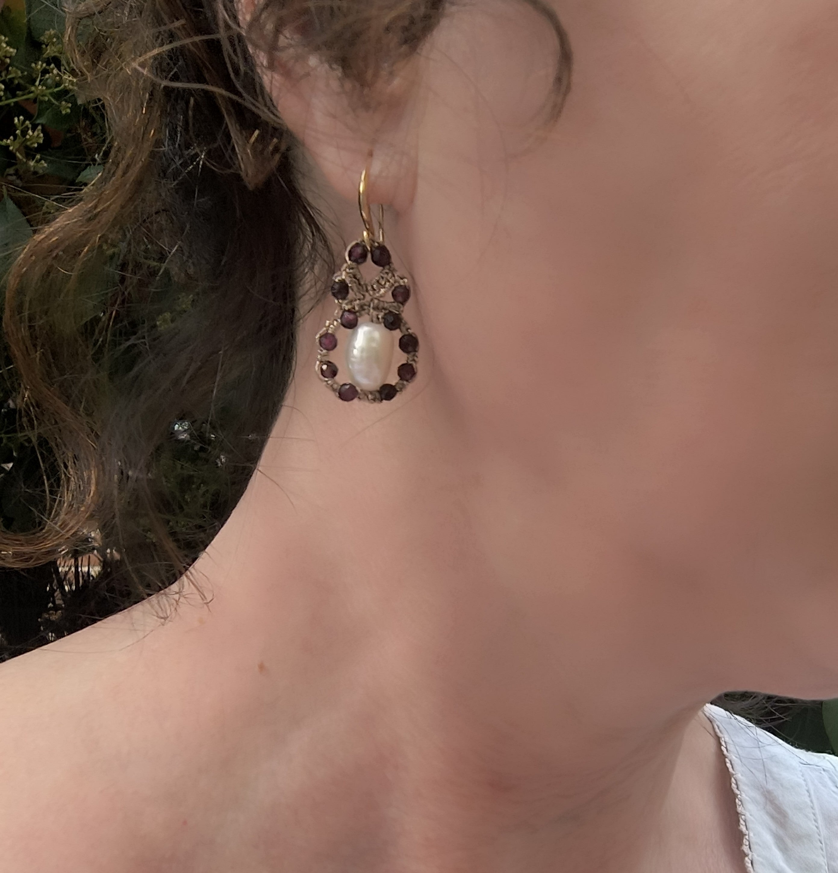 Boucles d'oreilles avec perles d'eau douce et grenats CORNELIA