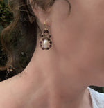 Cargar imagen en el visor de la galería, Boucles d&#39;oreilles avec perles d&#39;eau douce et grenats CORNELIA

