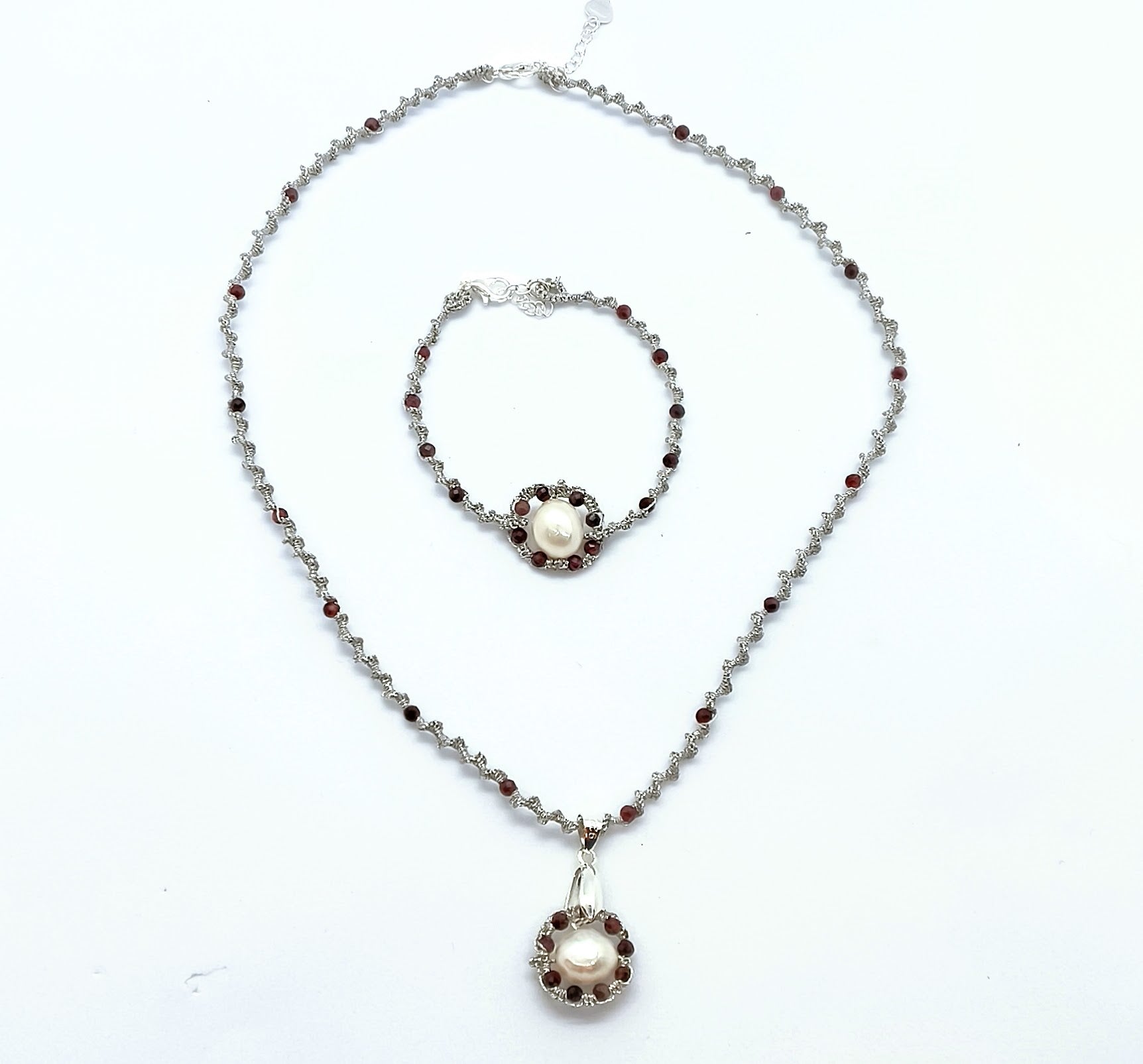 Collier avec grenats et grande perle d'eau douce CORNELIA