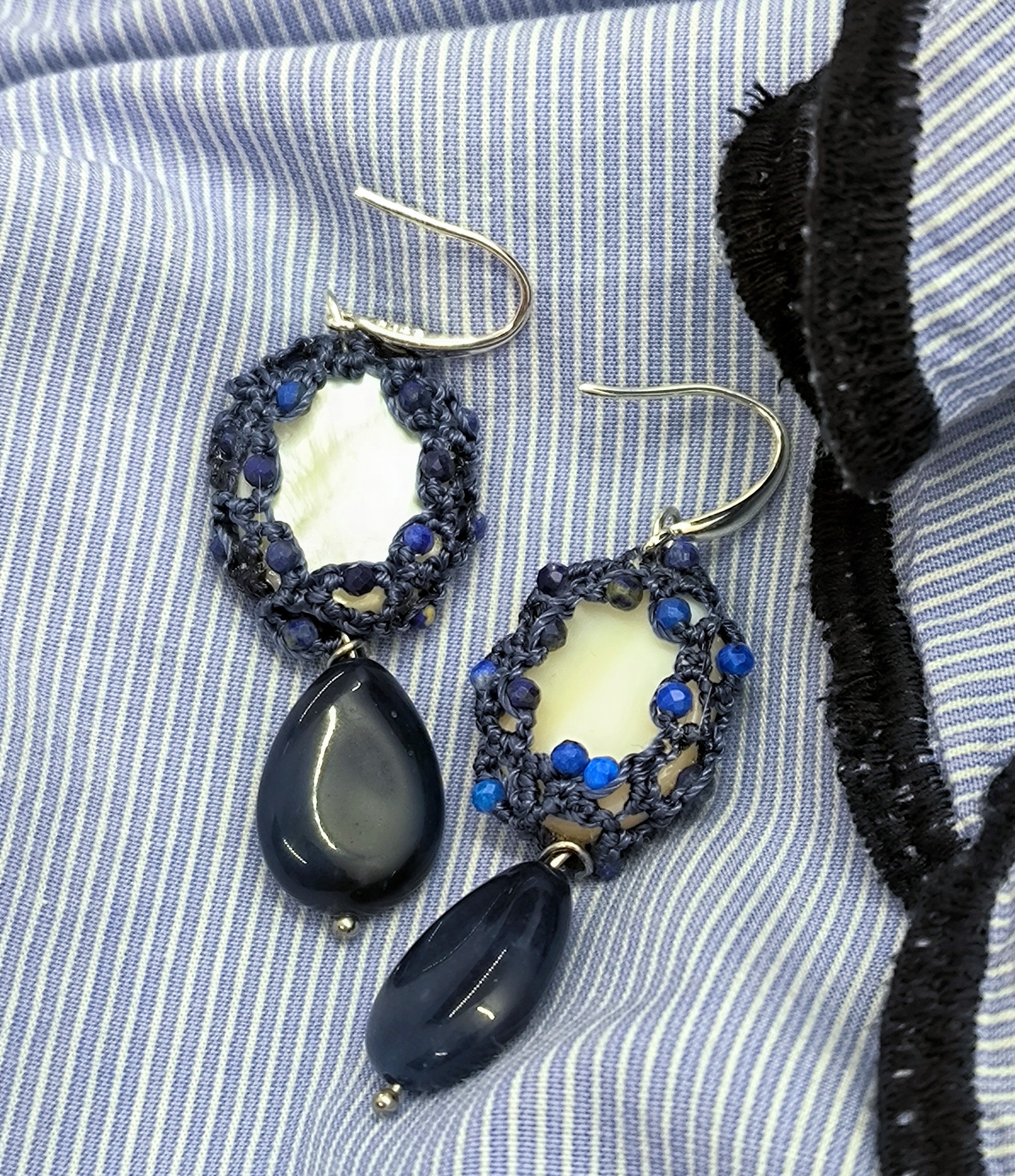 Boucles d'oreilles ÉLÉGANCE en nacre et lapis-lazuli.