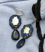 Cargar imagen en el visor de la galería, Boucles d&#39;oreilles ÉLÉGANCE en nacre et lapis-lazuli.
