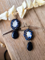 Cargar imagen en el visor de la galería, Boucles d&#39;oreilles ÉLÉGANCE en nacre et lapis-lazuli.
