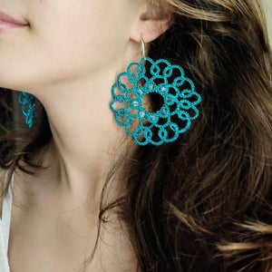 Boucles d'oreilles TOURNESOL, vert - mer. Dentelle en frivolité et verres 