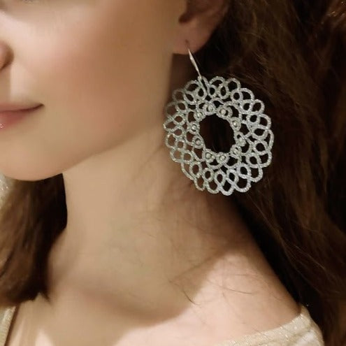 Très grandes boucles d'oreilles Tournesol Pilar Navarro PARIS. Dentelle en frivolité et verres