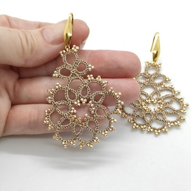 Boucles d'oreilles dentelle tatting beige Pilar Navarro PARIS