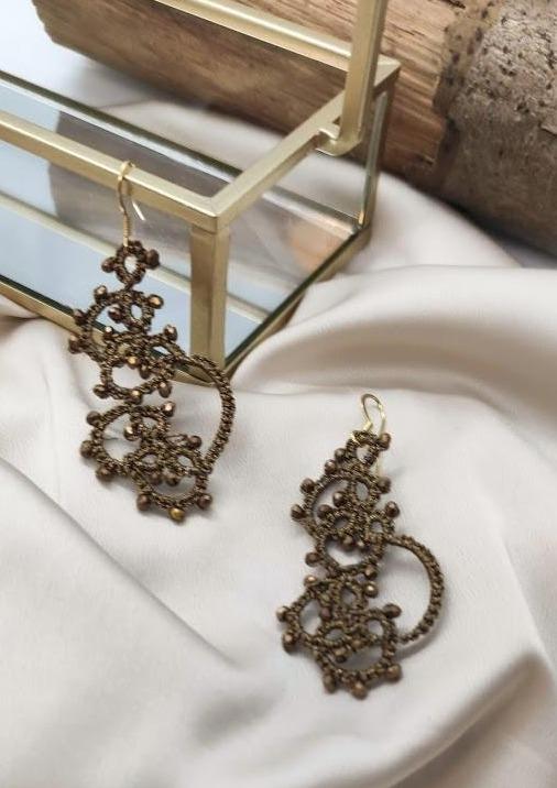 Boucles d'oreille exclusives AURA Pilar Navarro PARIS marronLorina Balteanu