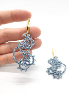 Boucles d'oreille exclusives AURA Pilar Navarro PARIS bleu gris Lorina Balteanu