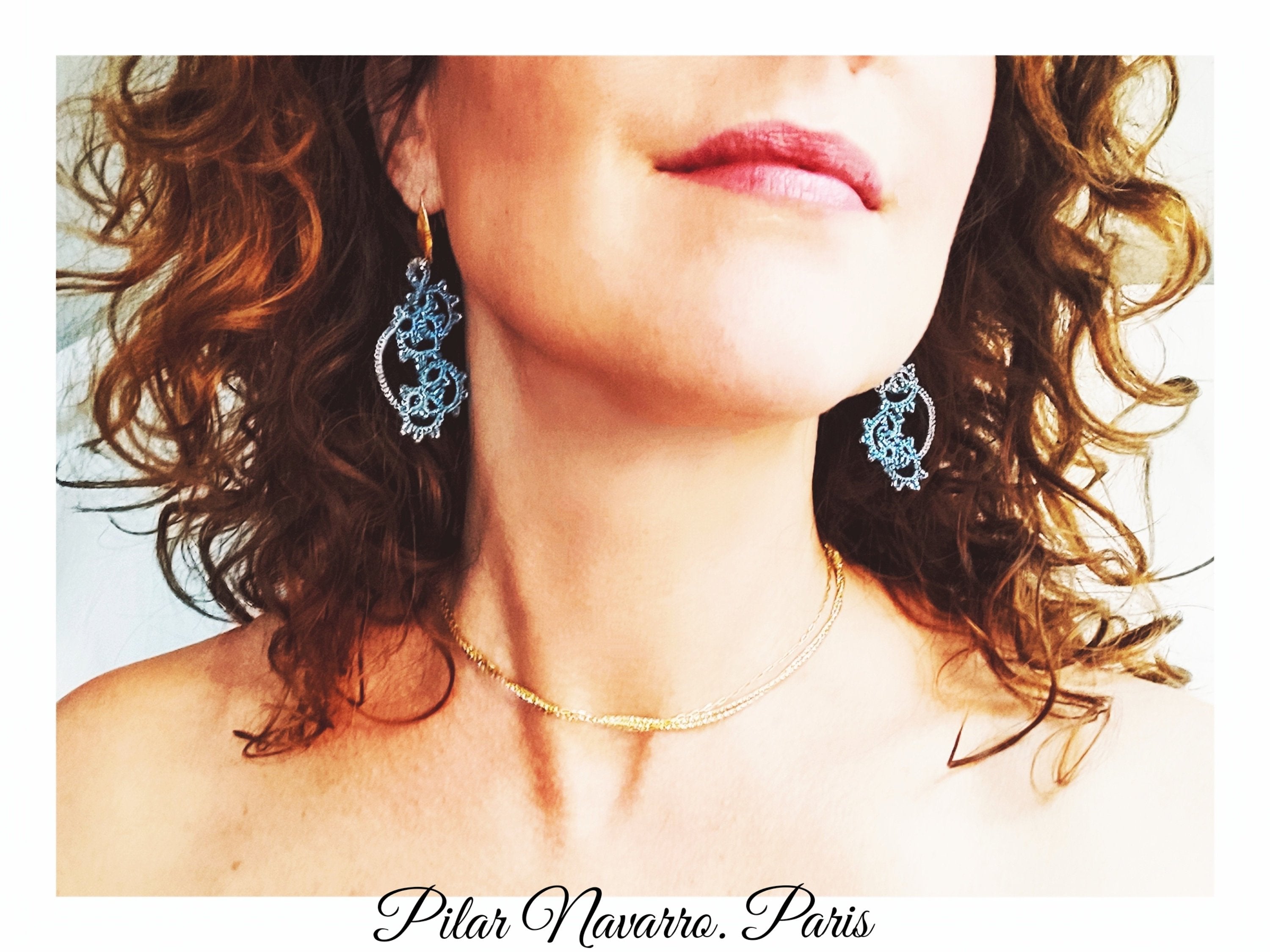 Boucles d'oreille en dentelle AURA Pilar Navarro PARIS bleu gris Lorina Balteanu