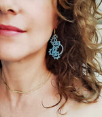 Cargar imagen en el visor de la galería, Boucles d&#39;oreille frivolité AURA Pilar Navarro PARIS bleu gris plus bellesLorina Balteanu
