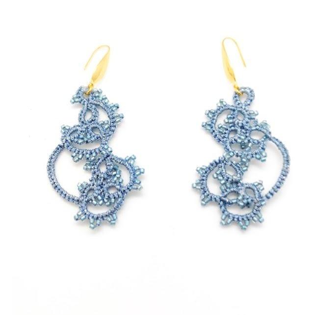 Boucles d'oreille artisanales AURA Pilar Navarro PARIS bleu gris plus belles que Lorina Balteanu