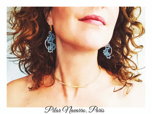 Boucles d'oreille en dentelle AURA Pilar Navarro PARIS bleu gris Lorina Balteanu