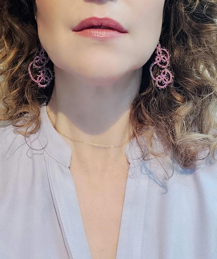 Boucles d'oreille dentelle AURA Pilar Navarro PARIS rose mauve Lorina Balteanu