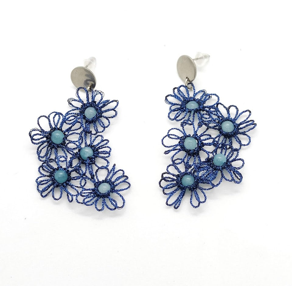 Boucles d'oreilles MARGARITES dentelle bleue et pierres aqua-marines Pilar Navarro PARIS