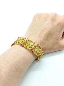 bracelet doré en dentelle de frivolité tatting perles rouges Pilar Navarro Paris