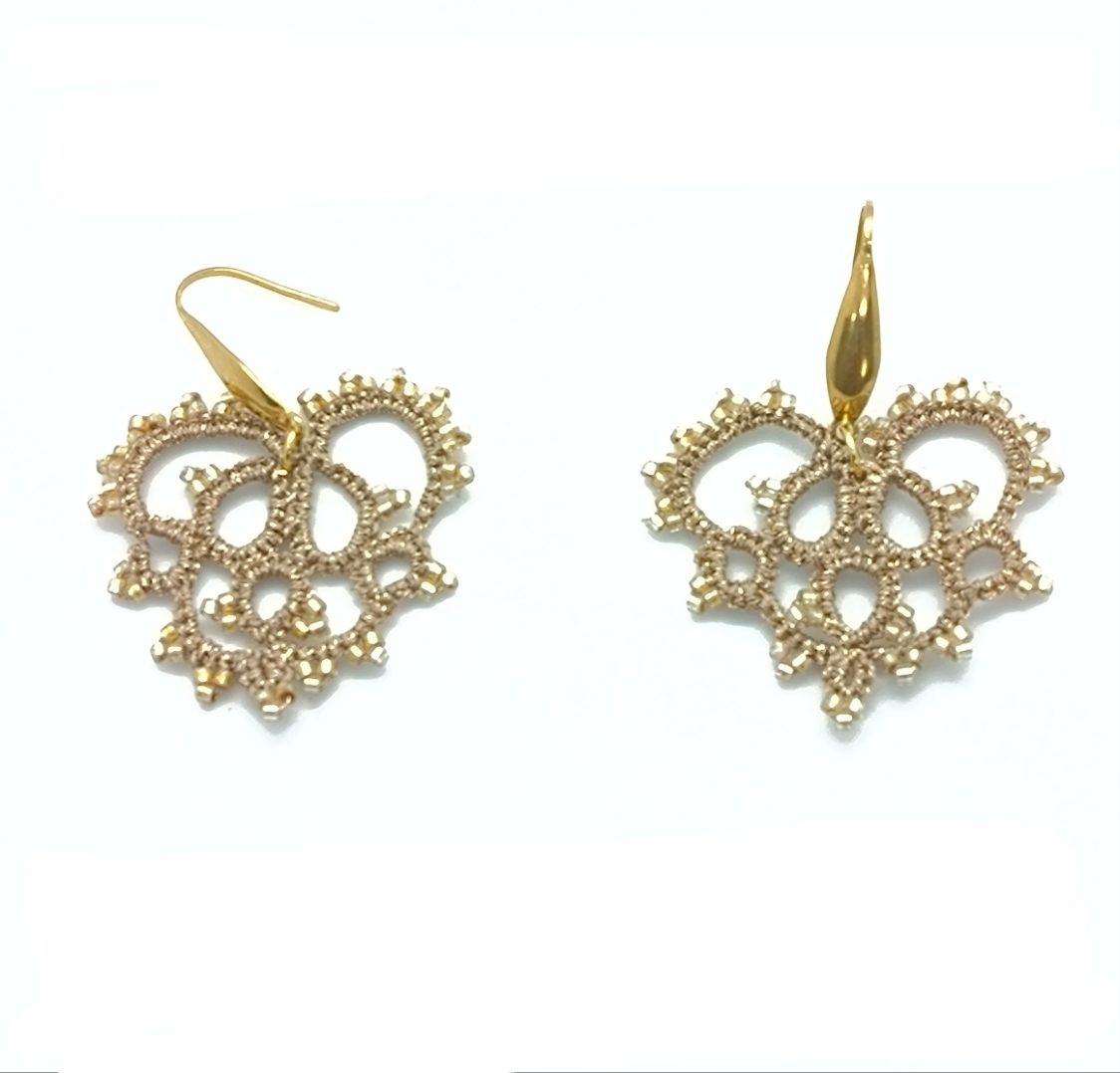 Boucles d'oreilles cœur rouge en dentelle et perles miyuki Pilar Navarro París 