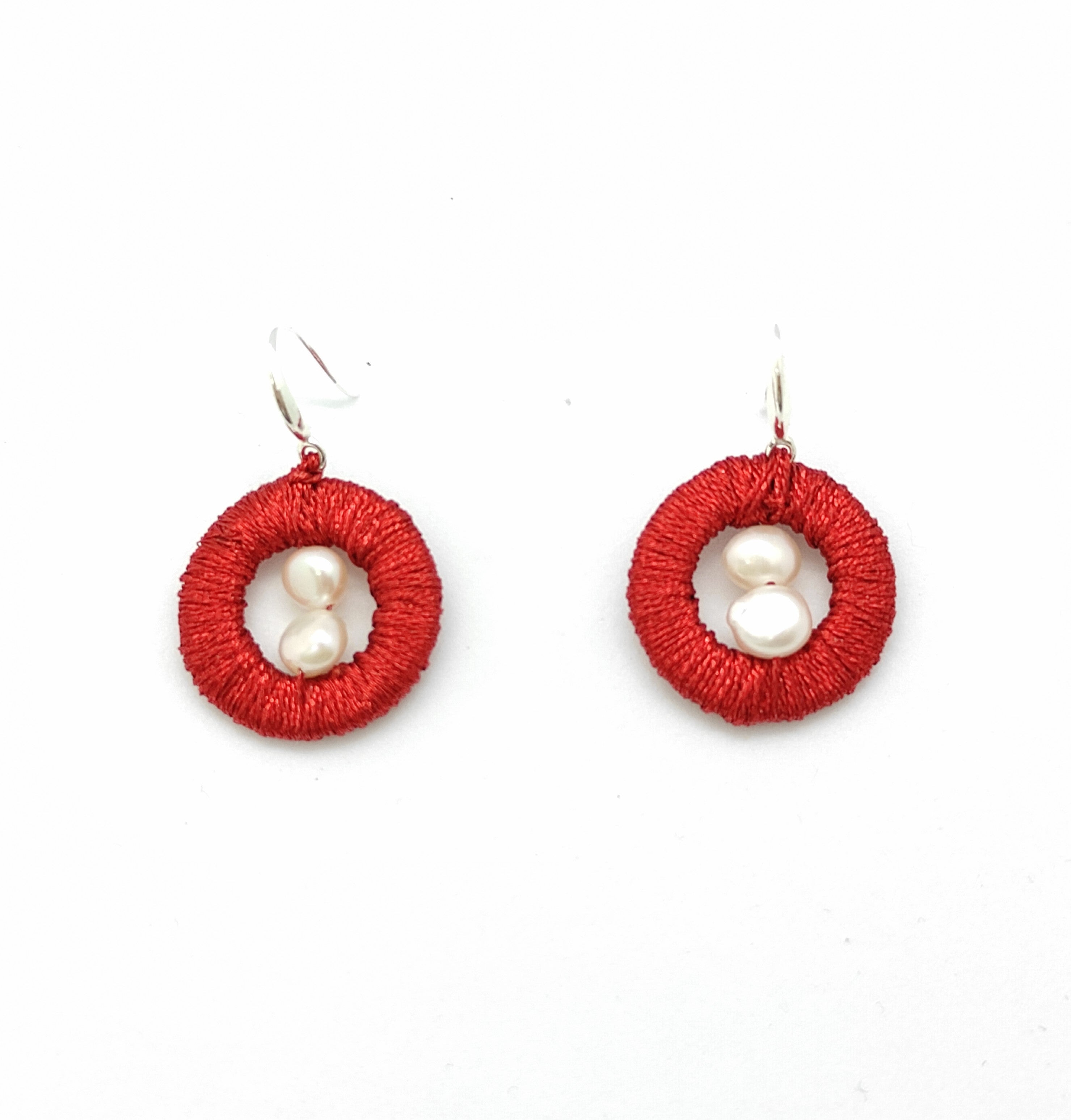 ANDREA. Pendientes de encaje en frivolité y perlas naturales de agua dulce.