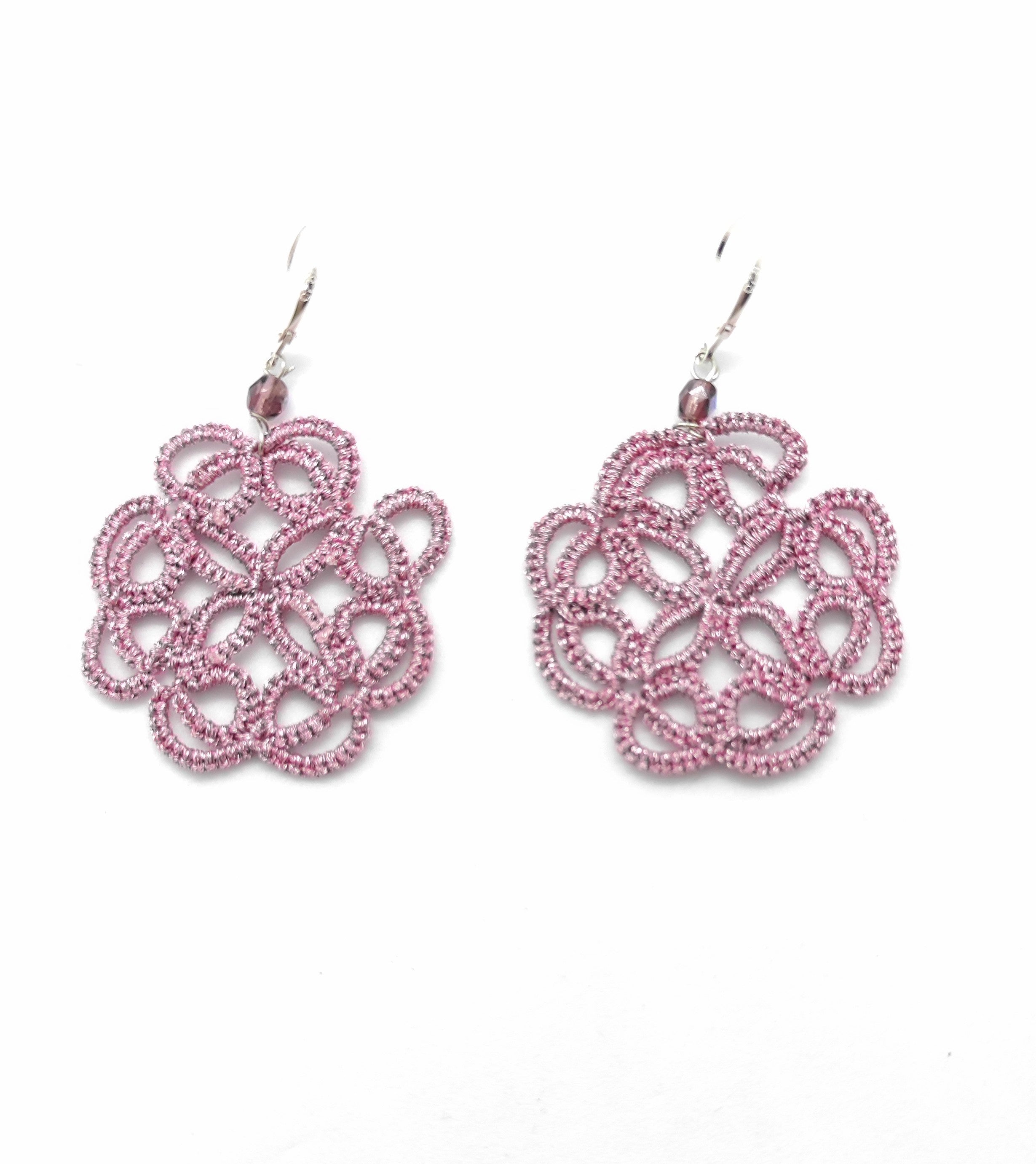 ROSES. Tatting lace earrings in miyuki glasses.