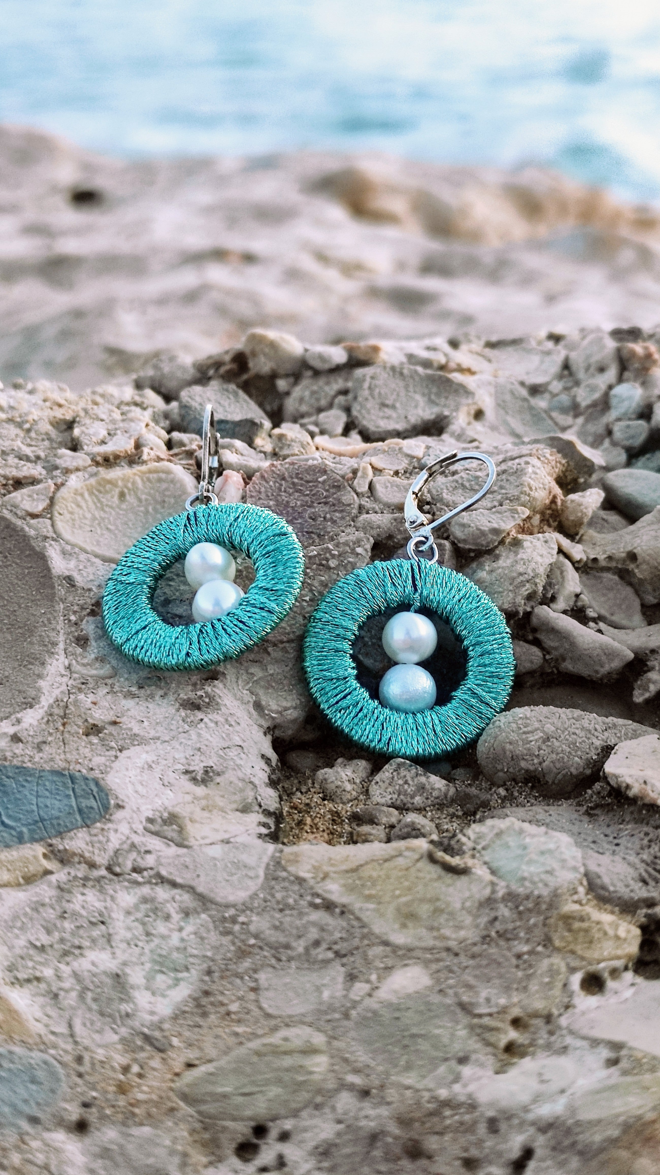ANDREA. Pendientes de encaje en frivolité y perlas naturales de agua dulce.