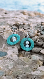 Charger l&#39;image dans la galerie, Boucles d&#39;oreilles artisanales avec perles naturelles d&#39;eau douce. MARINA
