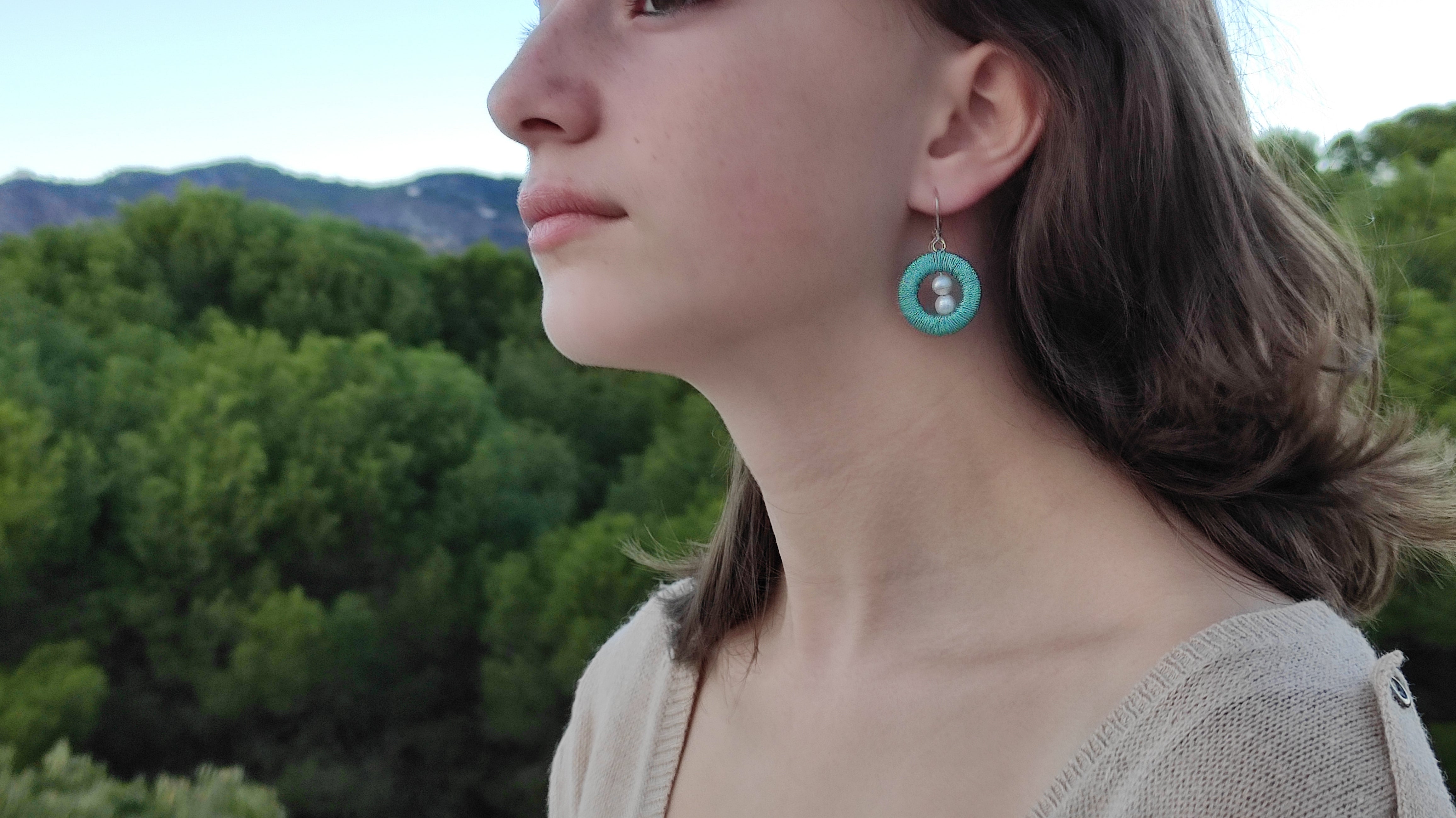 Boucles d'oreilles artisanales avec perles naturelles d'eau douce. MARINA