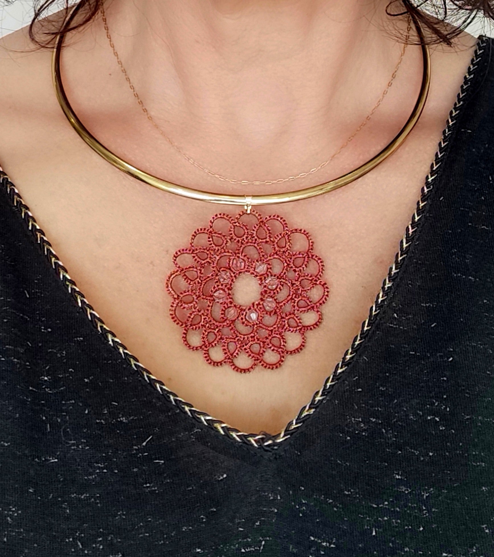 DAWN. Haute couture necklace made with the technique of tatting.