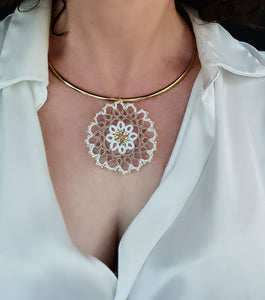 Pendentif artisanal en dentelle de frivolité.  TOURNESOL