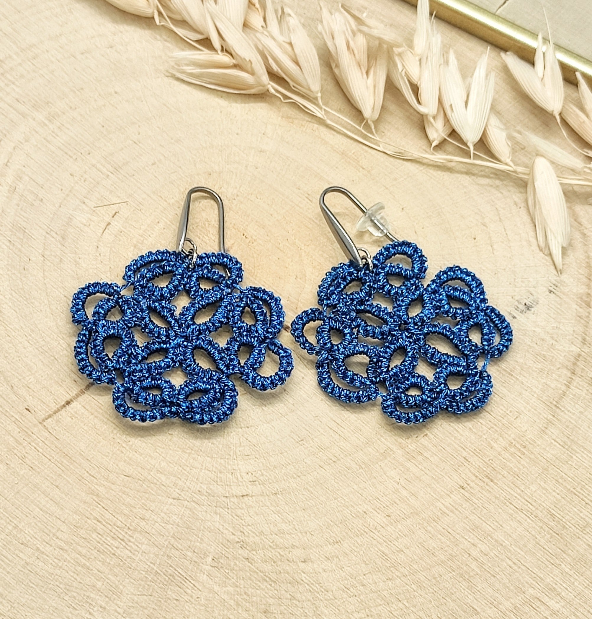 ROSES. Tatting lace earrings in miyuki glasses.