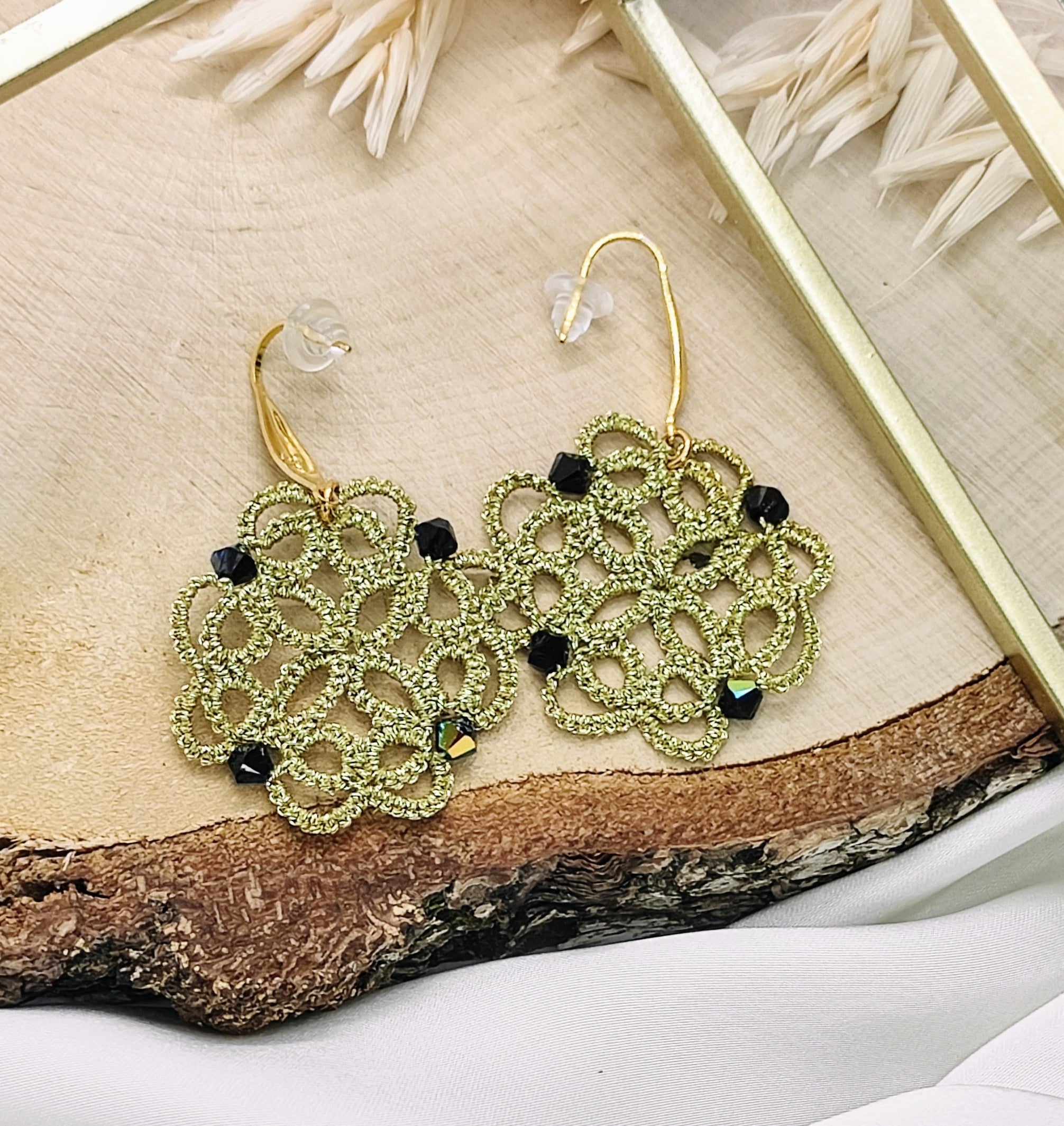 ROSES. Tatting lace earrings in miyuki glasses.