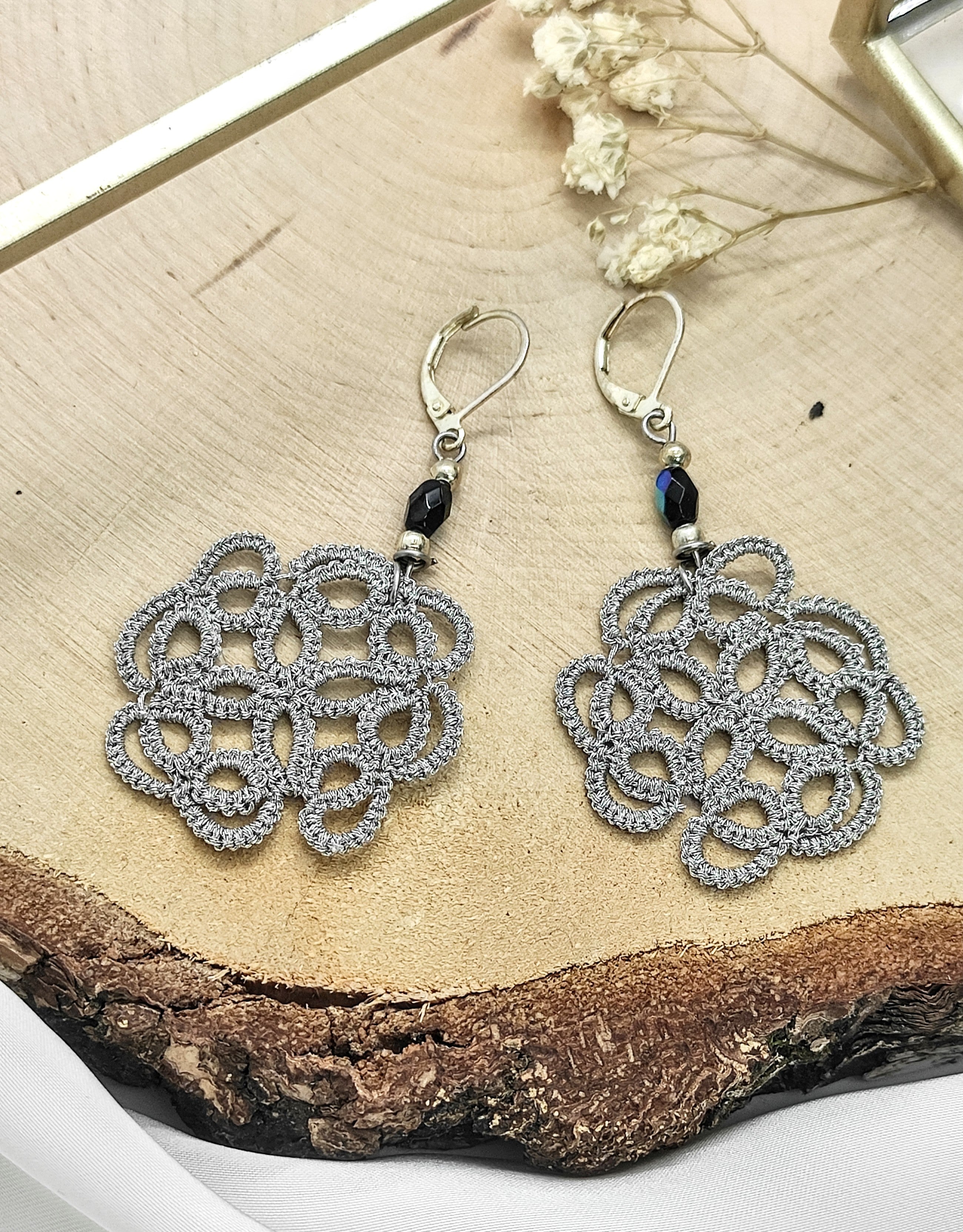 ROSES. Tatting lace earrings in miyuki glasses.