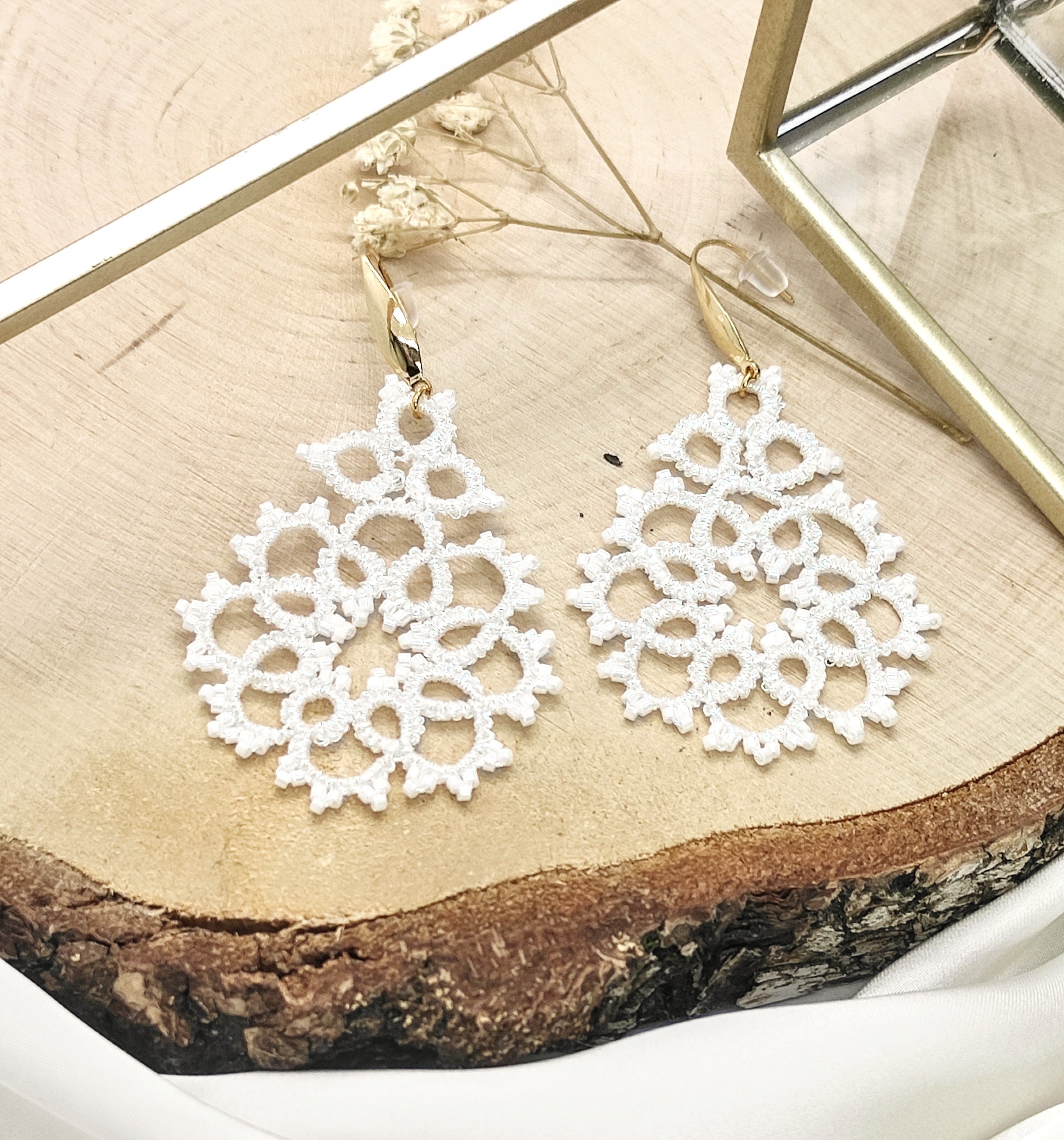 DREAM. Tatting lace earrings and glass stones. 