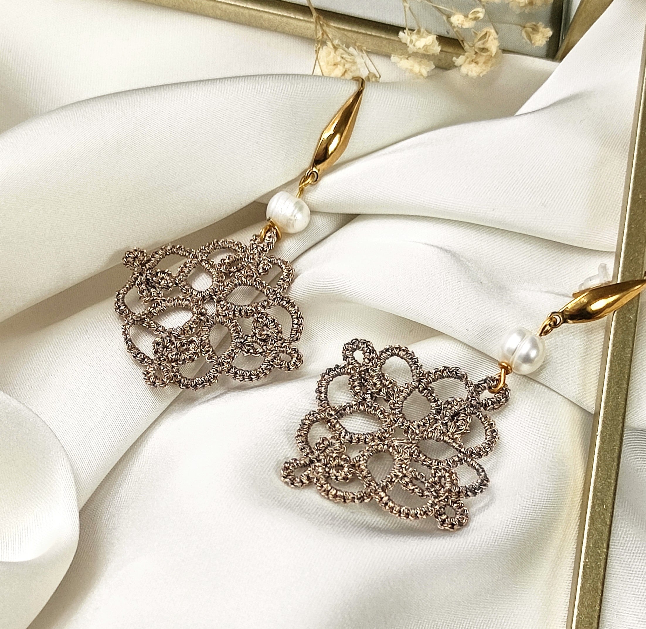 BAROQUE. Haute couture, lace earrings made in tatting / tatting.