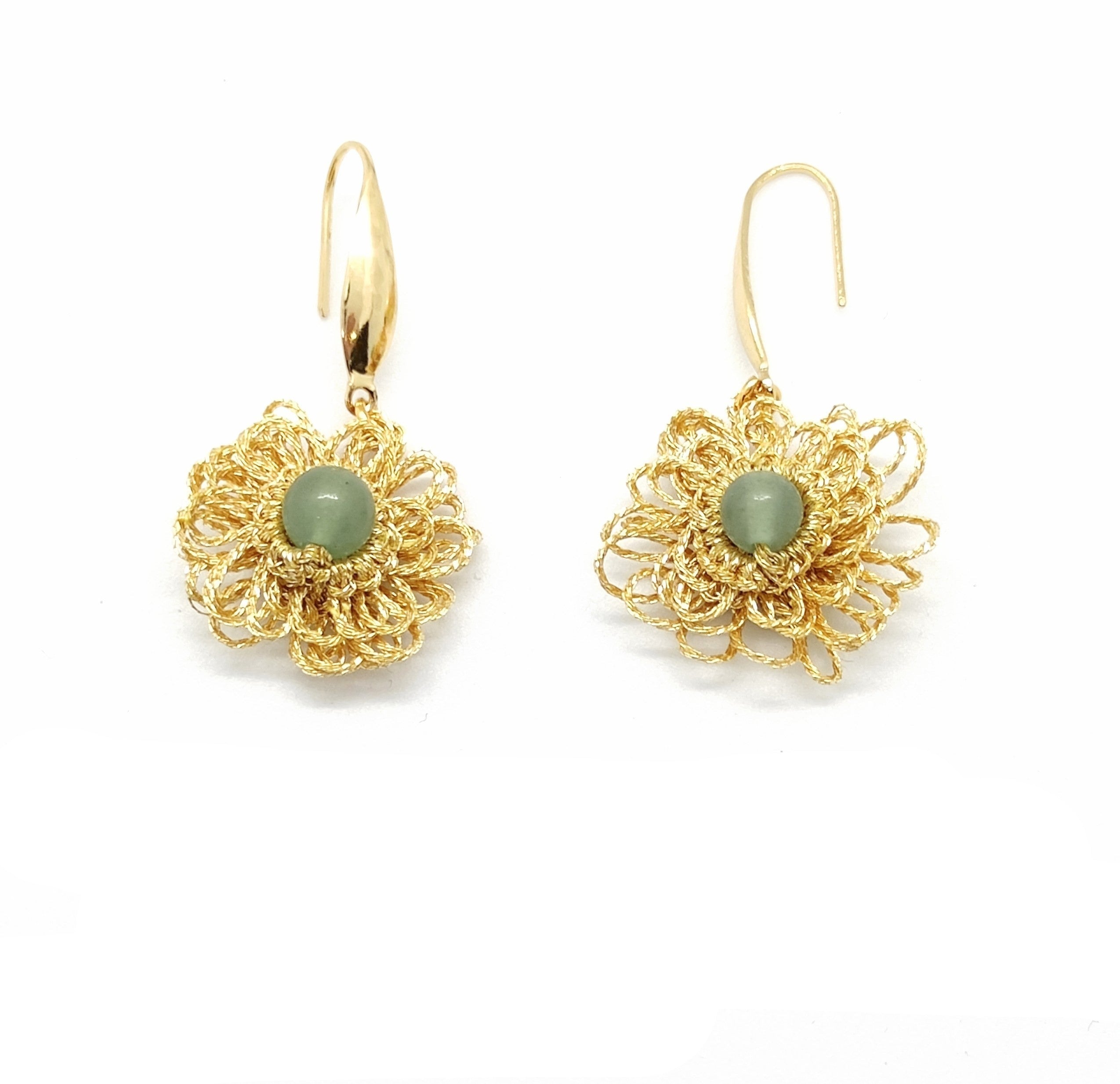 boucles d'oreilles en dentelle et aventurine. Pierres fines et frivolité