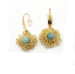 boucles d'oreilles en dentelle et aqua-marines. Pierres fines et frivolité