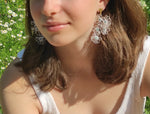 Charger l&#39;image dans la galerie, Boucles d&#39;oreilles en dentelle de frivolité et pierres fines. MARGUERITES
