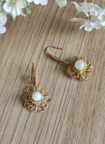 Charger l&#39;image dans la galerie, boucles d&#39;oreilles en dentelle et nacre. Pierres fines et frivolité
