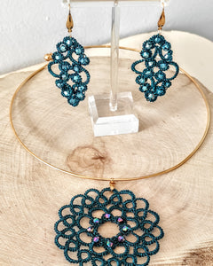 DAWN. Haute couture necklace made with the technique of tatting.