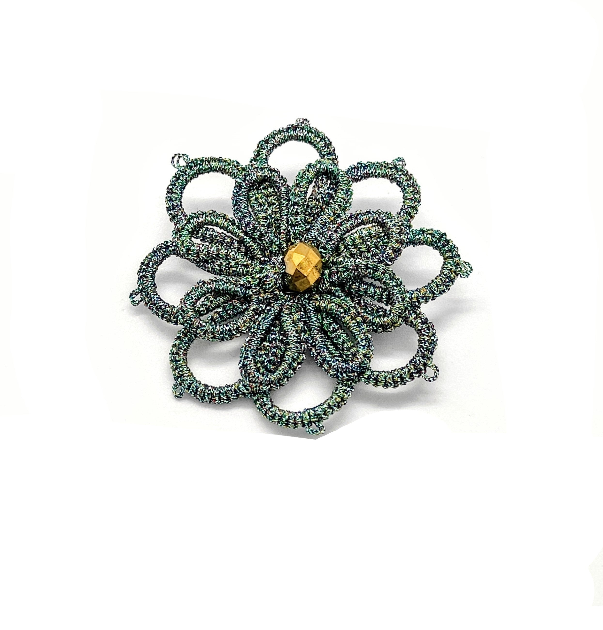 Broche artisanal, dentelle de frivolité. ISABELLE