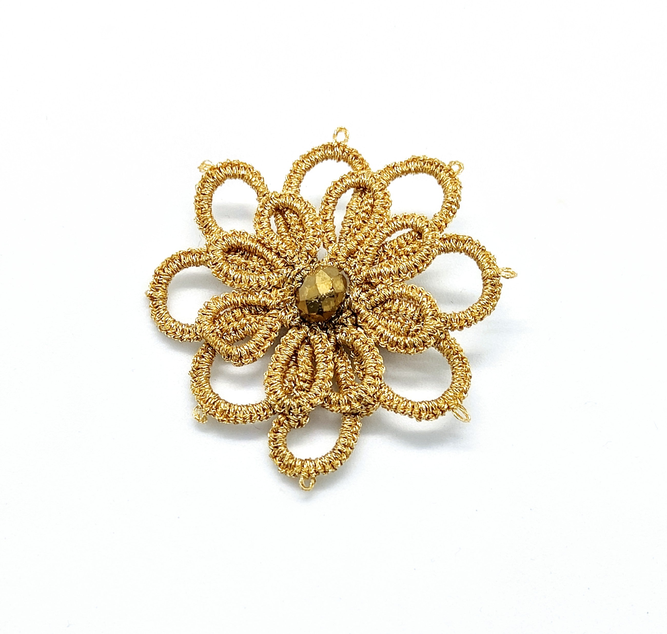 Broche artisanal, dentelle de frivolité. ISABELLE